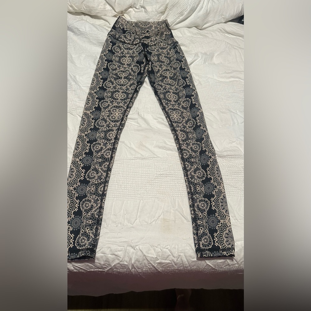 DYI Black and Cream Lace Pattern Leggings